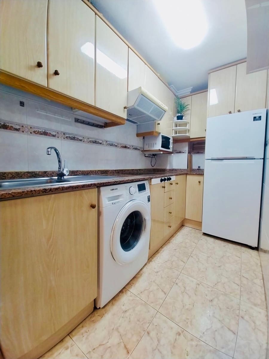 Apartamento de 2 habitaciones en Guardamar del Segura en alquiler - 700 € (Ref: 9596248)