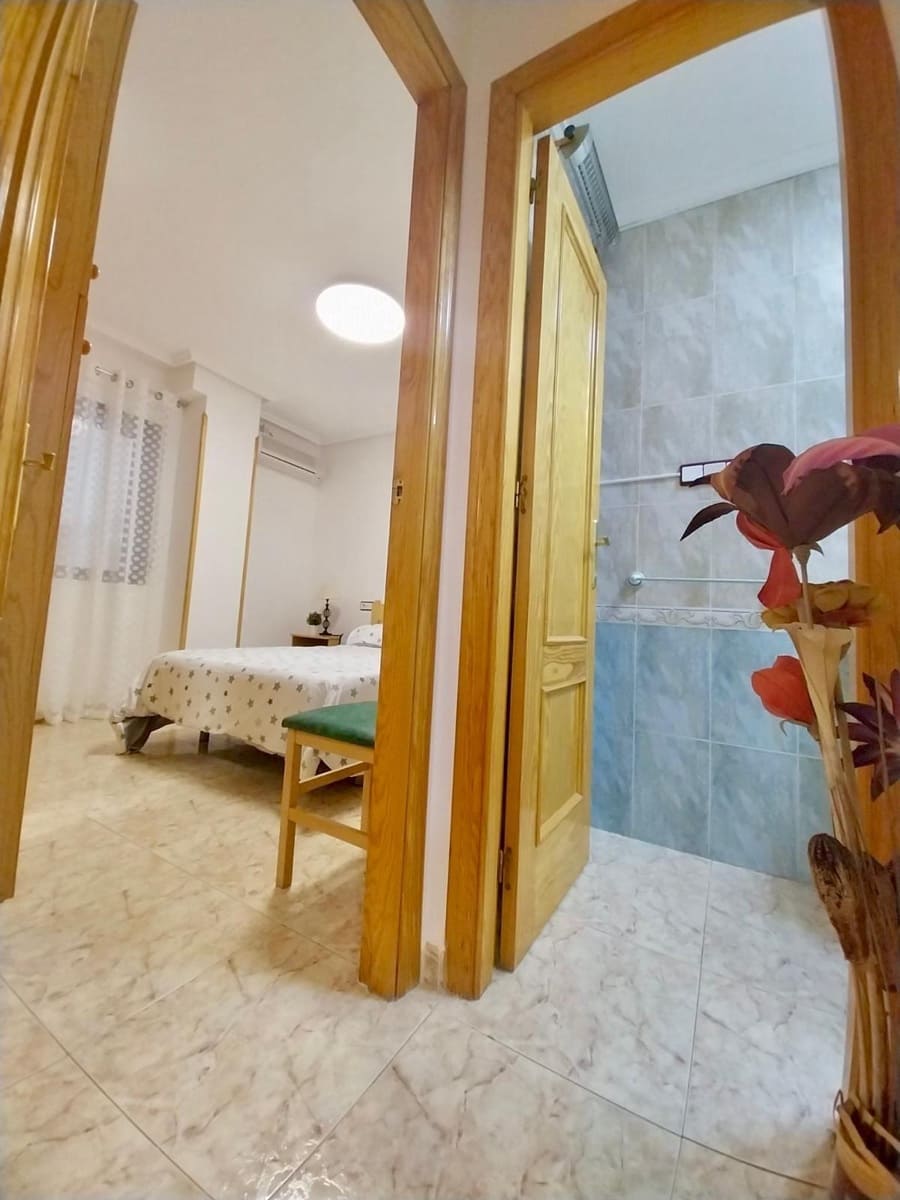 Apartamento de 2 habitaciones en Guardamar del Segura en alquiler - 700 € (Ref: 9596248)