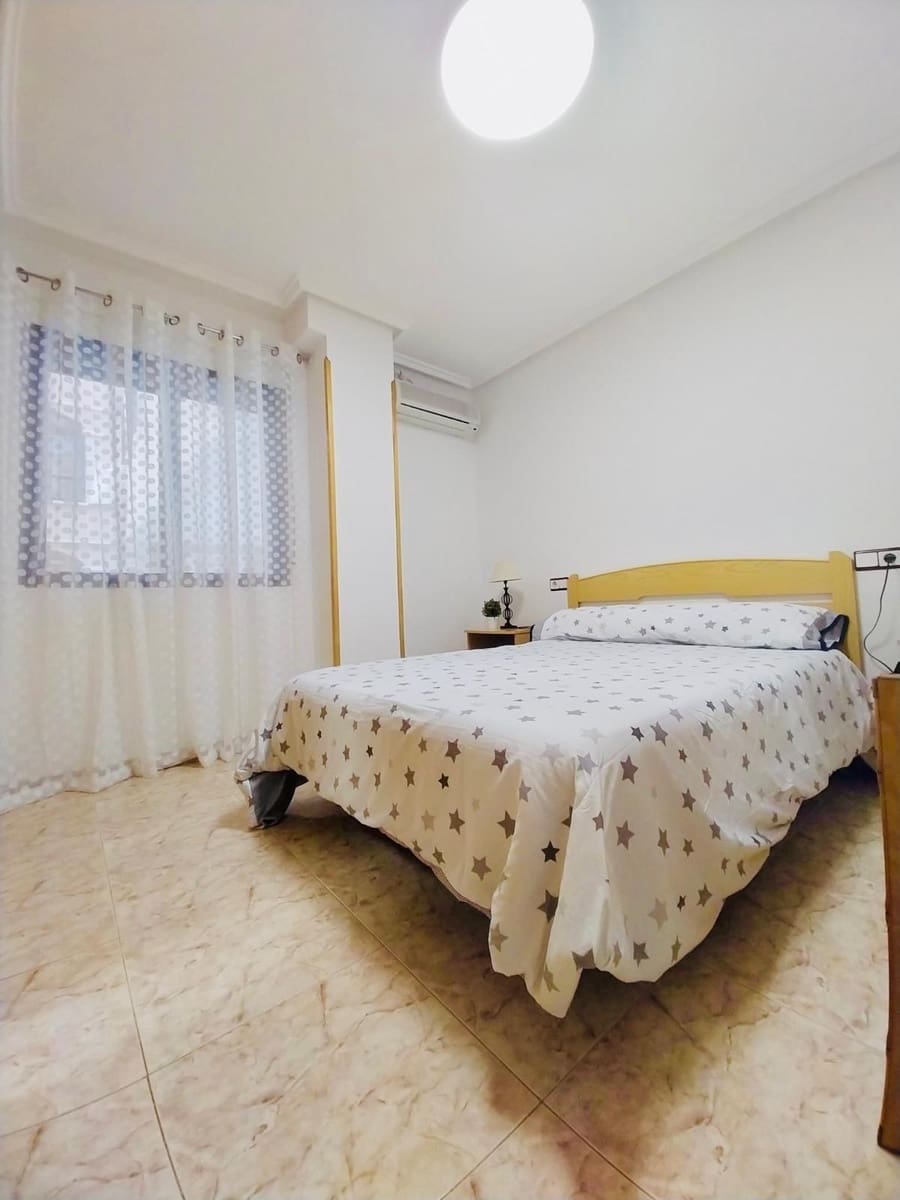 Apartamento de 2 habitaciones en Guardamar del Segura en alquiler - 700 € (Ref: 9596248)