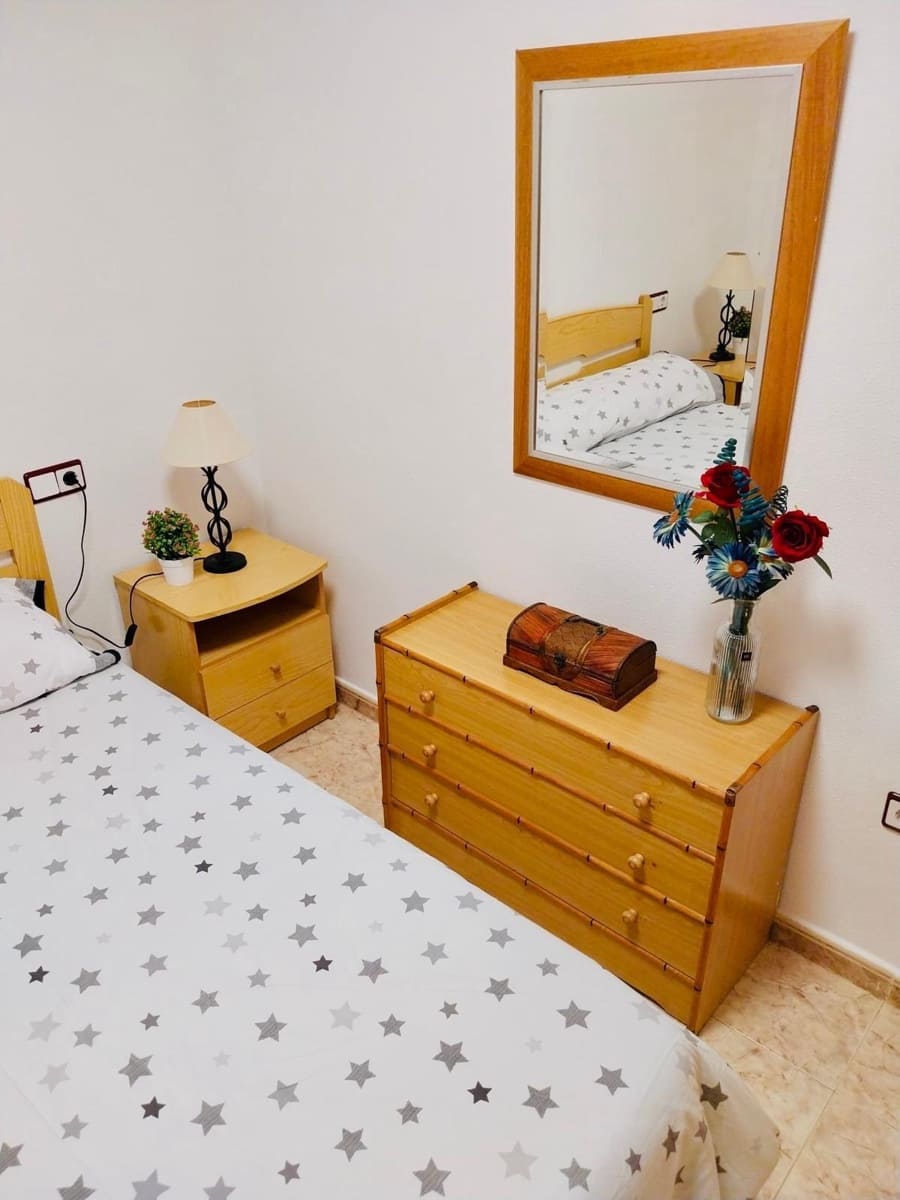 Apartamento de 2 habitaciones en Guardamar del Segura en alquiler - 700 € (Ref: 9596248)