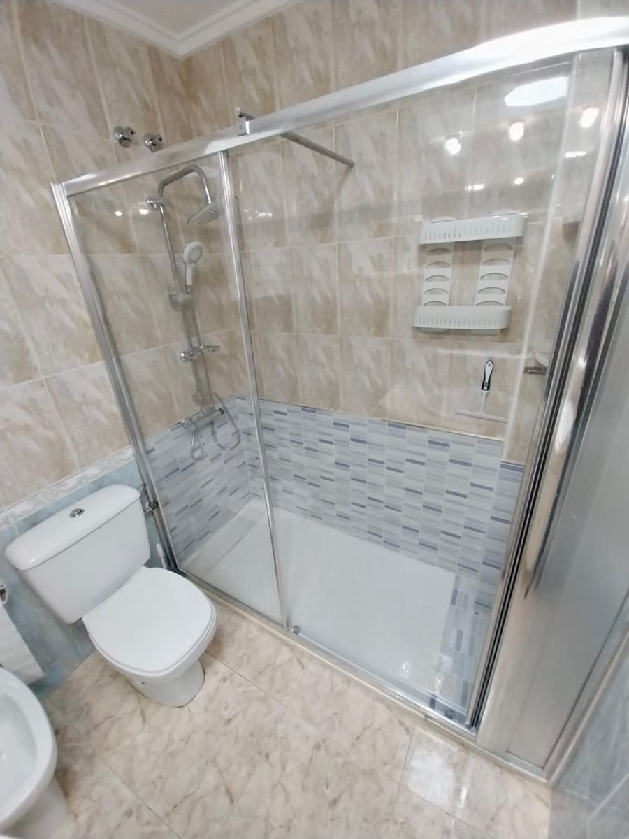 Apartamento de 2 habitaciones en Guardamar del Segura en alquiler - 700 € (Ref: 9596248)