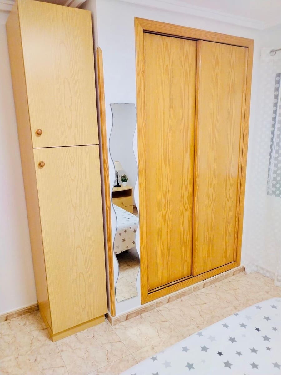 Apartamento de 2 habitaciones en Guardamar del Segura en alquiler - 700 € (Ref: 9596248)