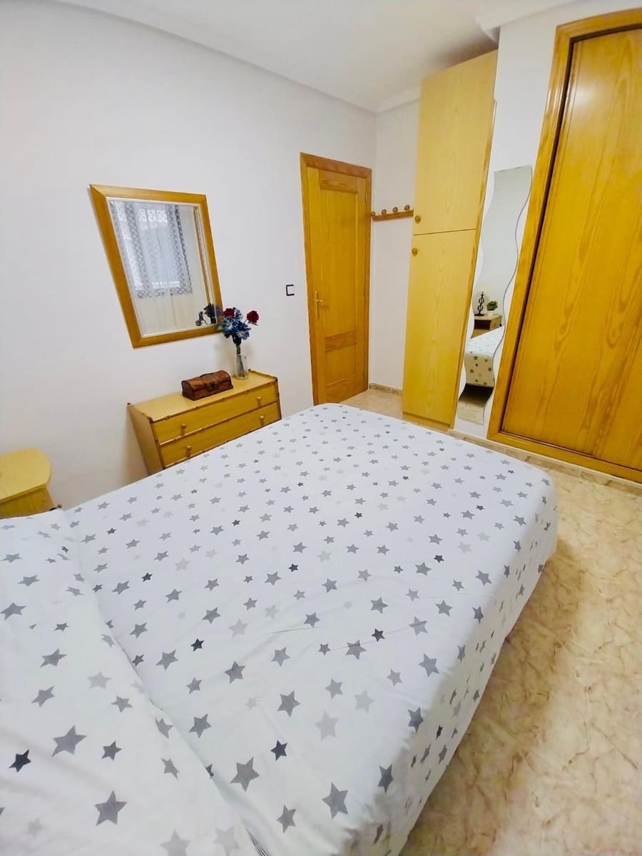 Apartamento de 2 habitaciones en Guardamar del Segura en alquiler - 700 € (Ref: 9596248)