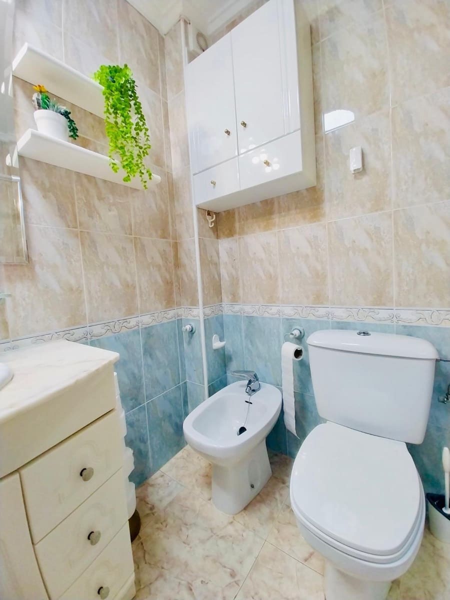 Apartamento de 2 habitaciones en Guardamar del Segura en alquiler - 700 € (Ref: 9596248)