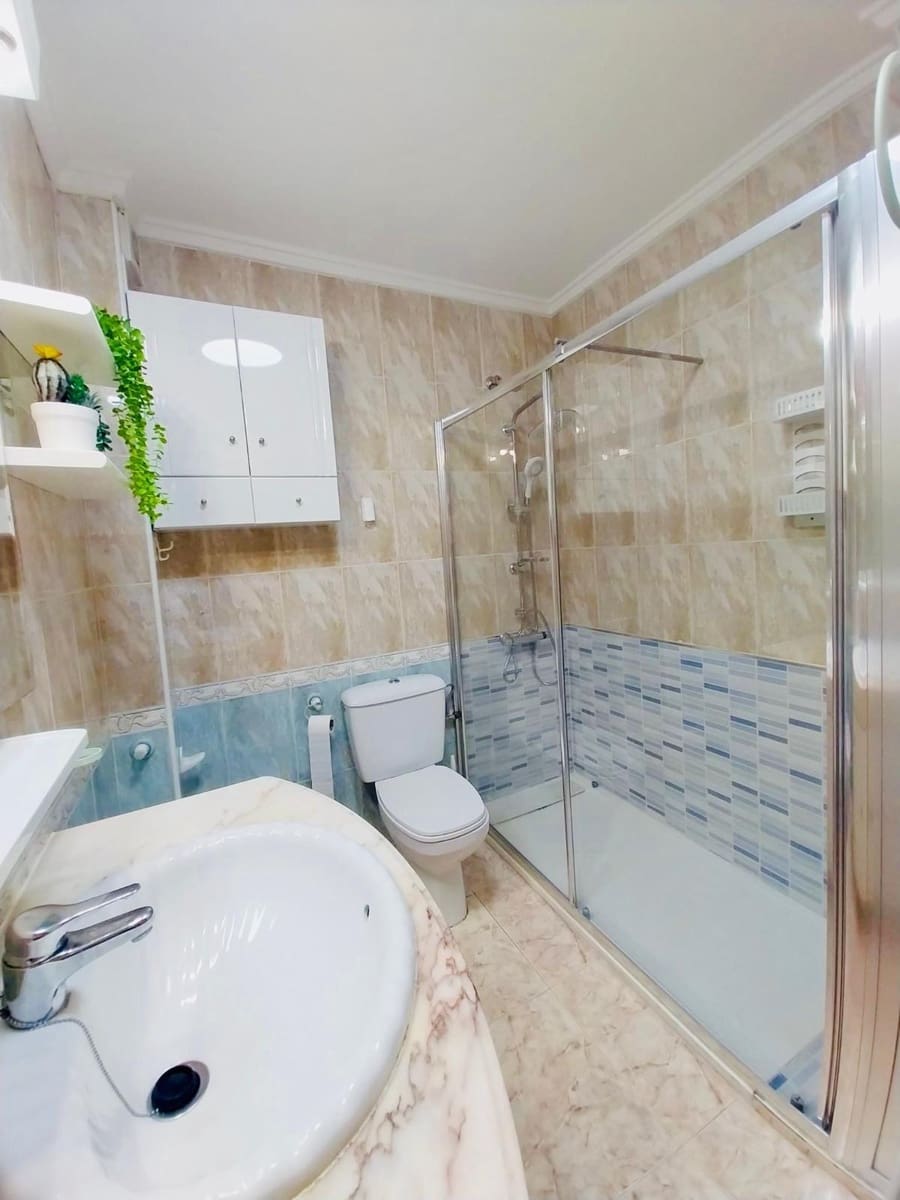 Apartamento de 2 habitaciones en Guardamar del Segura en alquiler - 700 € (Ref: 9596248)