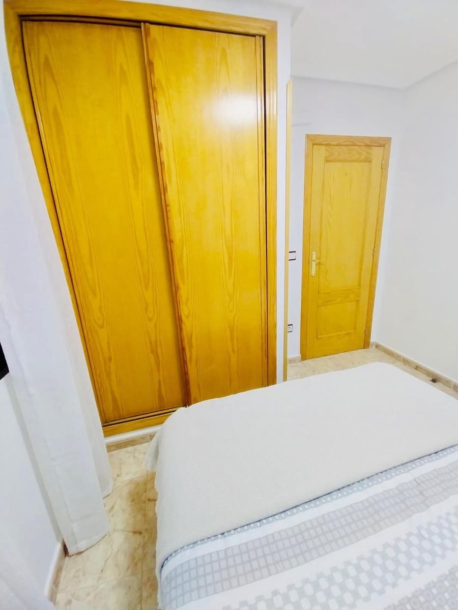 Apartamento de 2 habitaciones en Guardamar del Segura en alquiler - 700 € (Ref: 9596248)