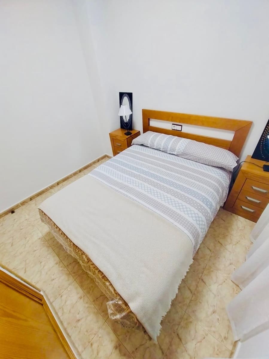 Apartamento de 2 habitaciones en Guardamar del Segura en alquiler - 700 € (Ref: 9596248)