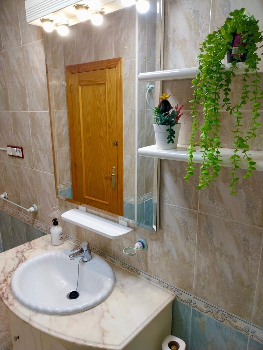 Apartamento de 2 habitaciones en Guardamar del Segura en alquiler - 700 € (Ref: 9596248)