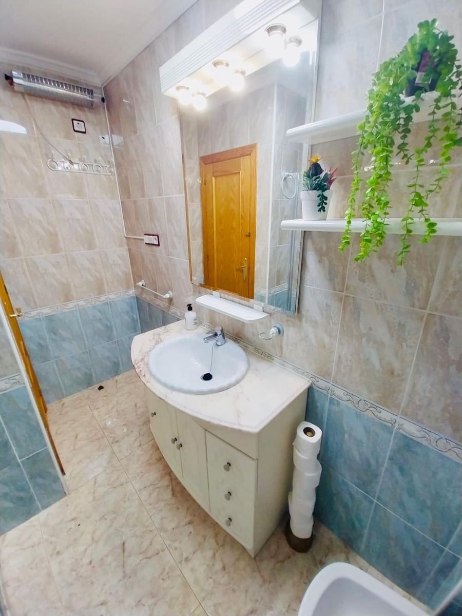 Apartamento de 2 habitaciones en Guardamar del Segura en alquiler - 700 € (Ref: 9596248)