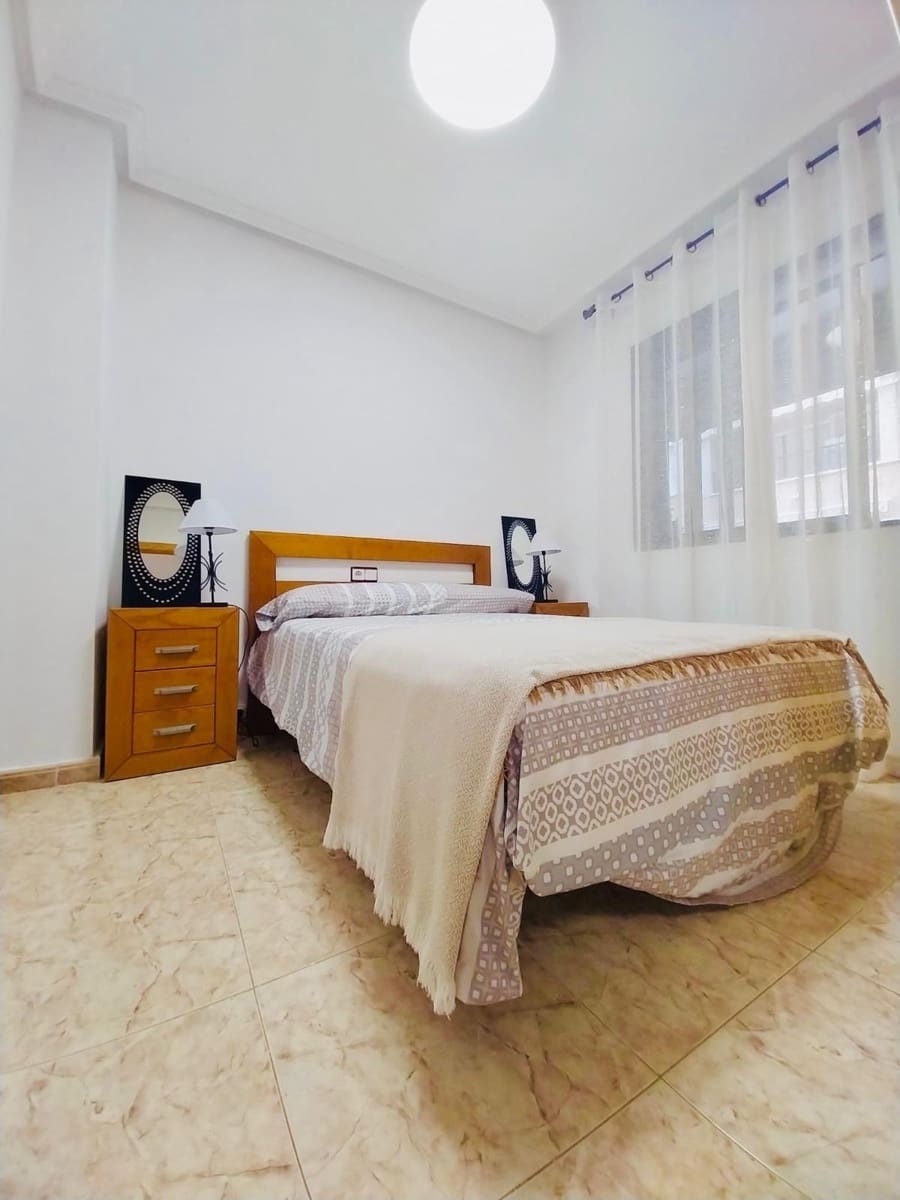 Apartamento de 2 habitaciones en Guardamar del Segura en alquiler - 700 € (Ref: 9596248)