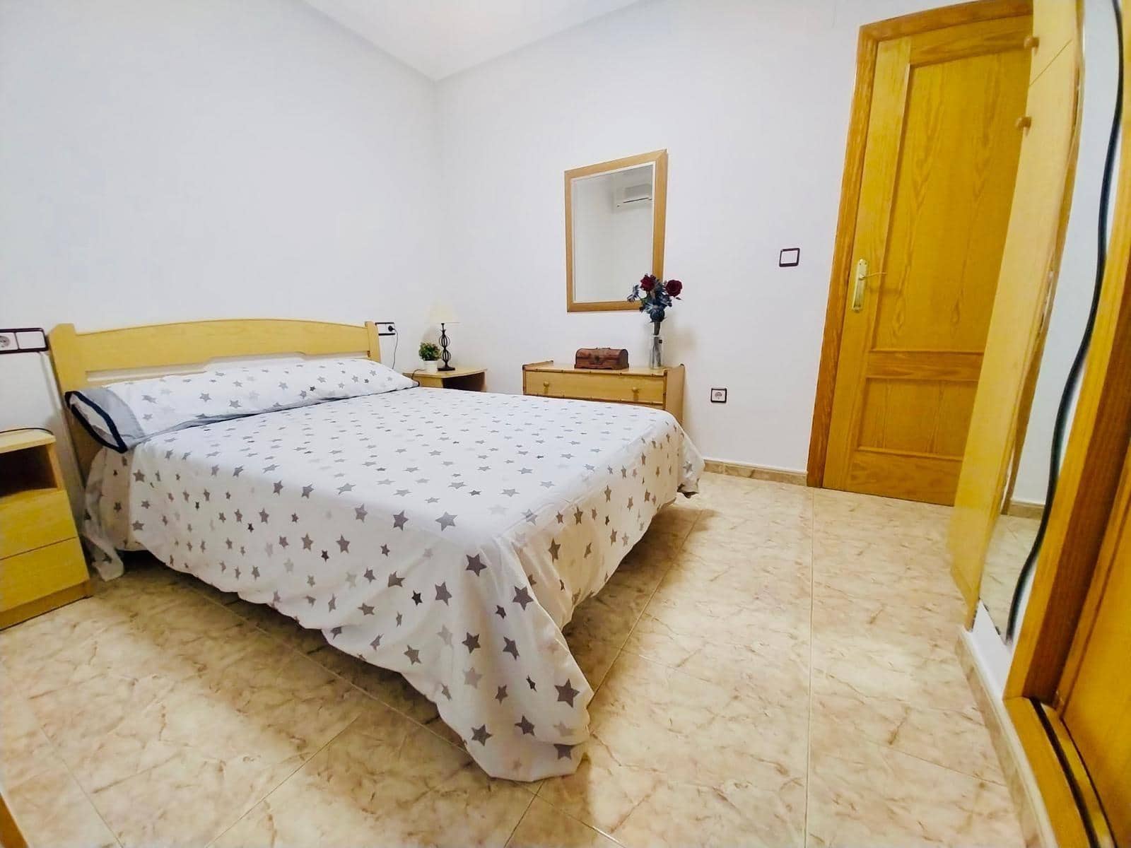 Apartamento de 2 habitaciones en Guardamar del Segura en alquiler - 700 € (Ref: 9596248)