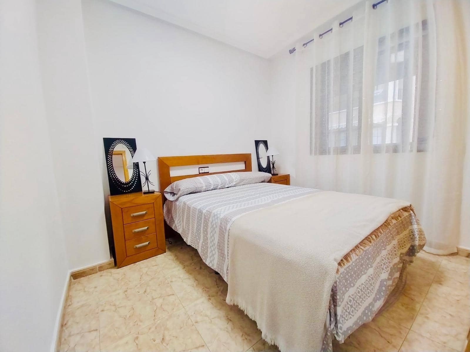 Apartamento de 2 habitaciones en Guardamar del Segura en alquiler - 700 € (Ref: 9596248)