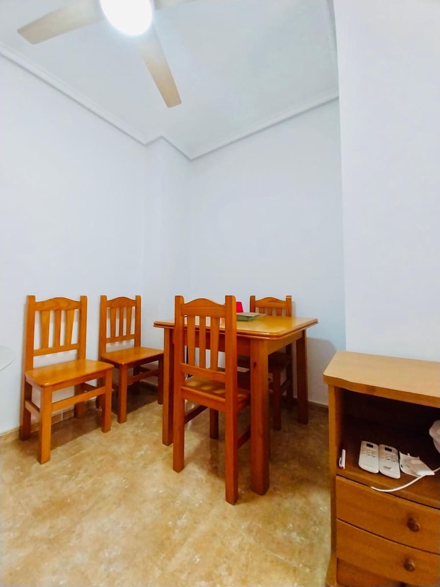 Apartamento de 2 habitaciones en Guardamar del Segura en alquiler - 750 € (Ref: 9630113)