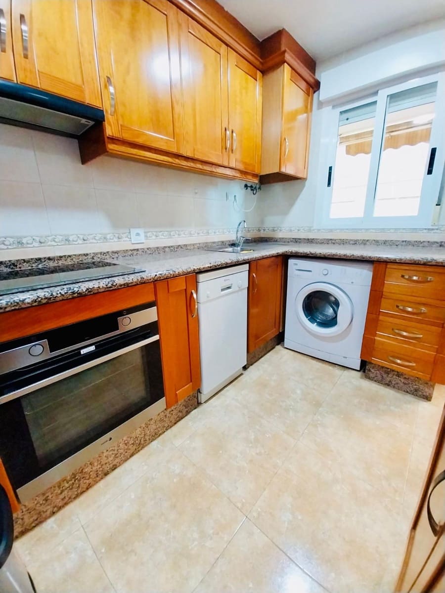 Apartamento de 2 habitaciones en Guardamar del Segura en alquiler - 750 € (Ref: 9630113)