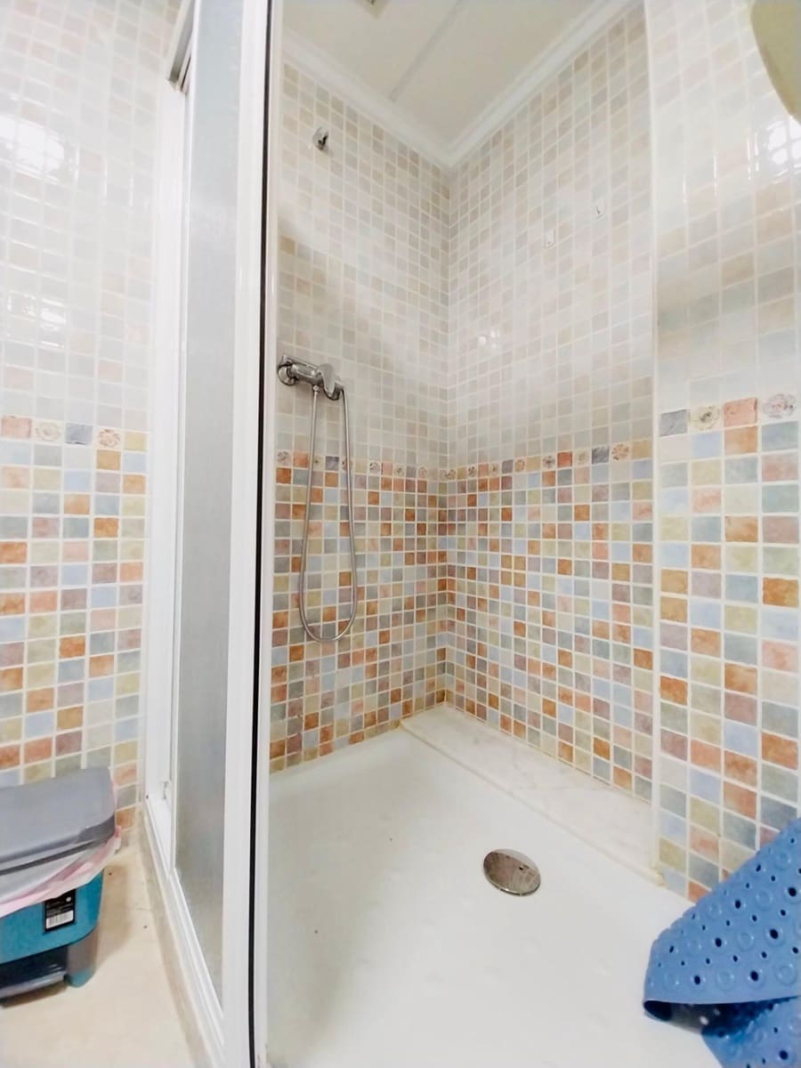 Apartamento de 2 habitaciones en Guardamar del Segura en alquiler - 750 € (Ref: 9630113)