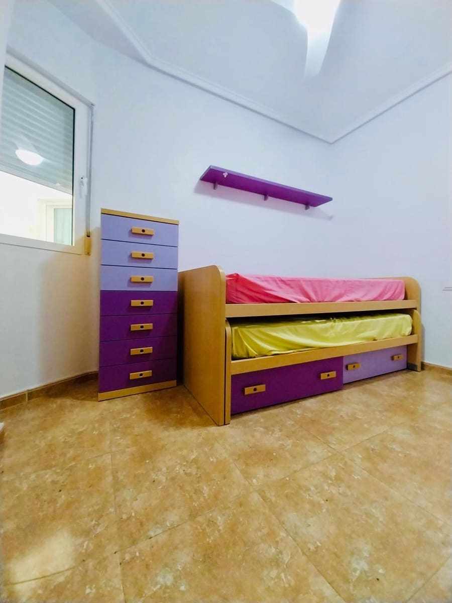 Apartamento de 2 habitaciones en Guardamar del Segura en alquiler - 750 € (Ref: 9630113)