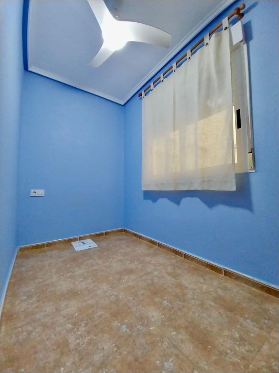 Apartamento de 2 habitaciones en Guardamar del Segura en alquiler - 750 € (Ref: 9630113)