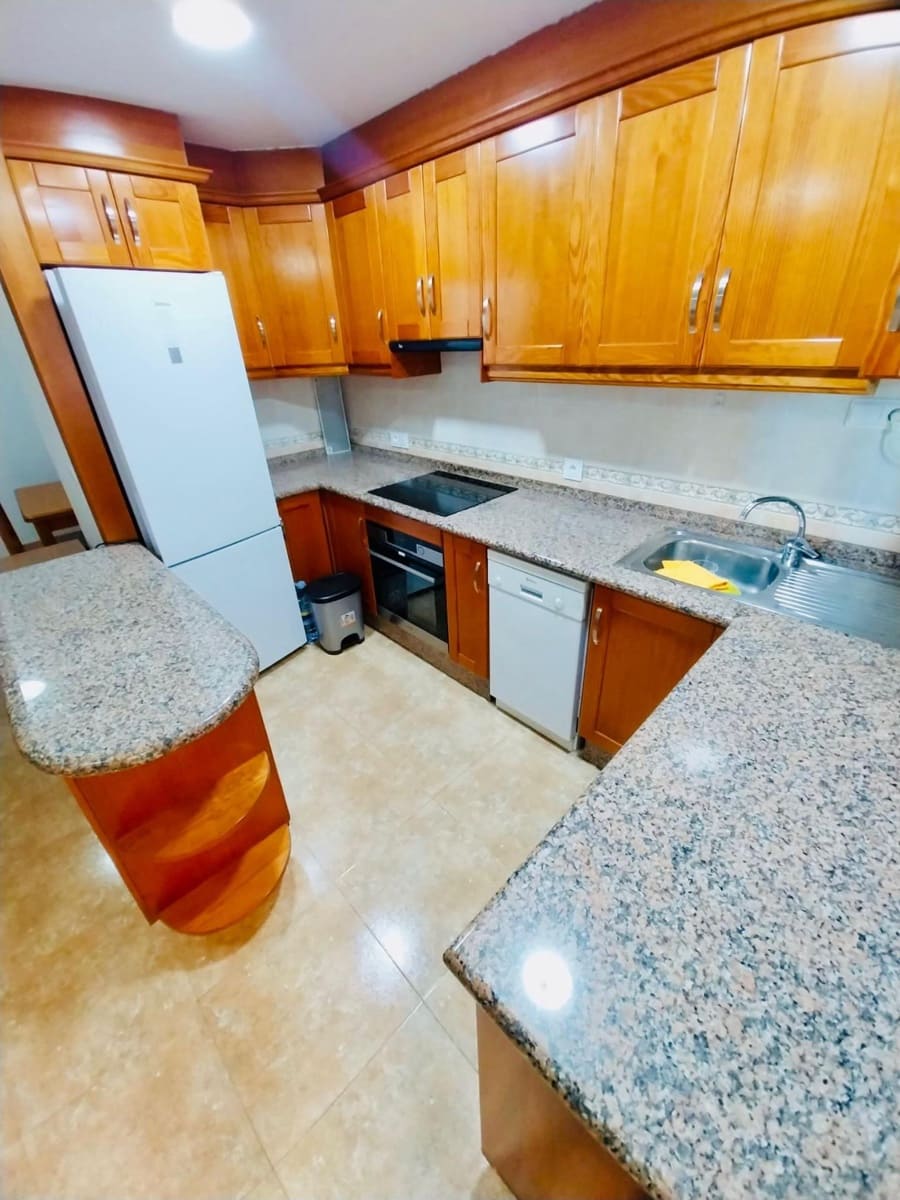 Apartamento de 2 habitaciones en Guardamar del Segura en alquiler - 750 € (Ref: 9630113)