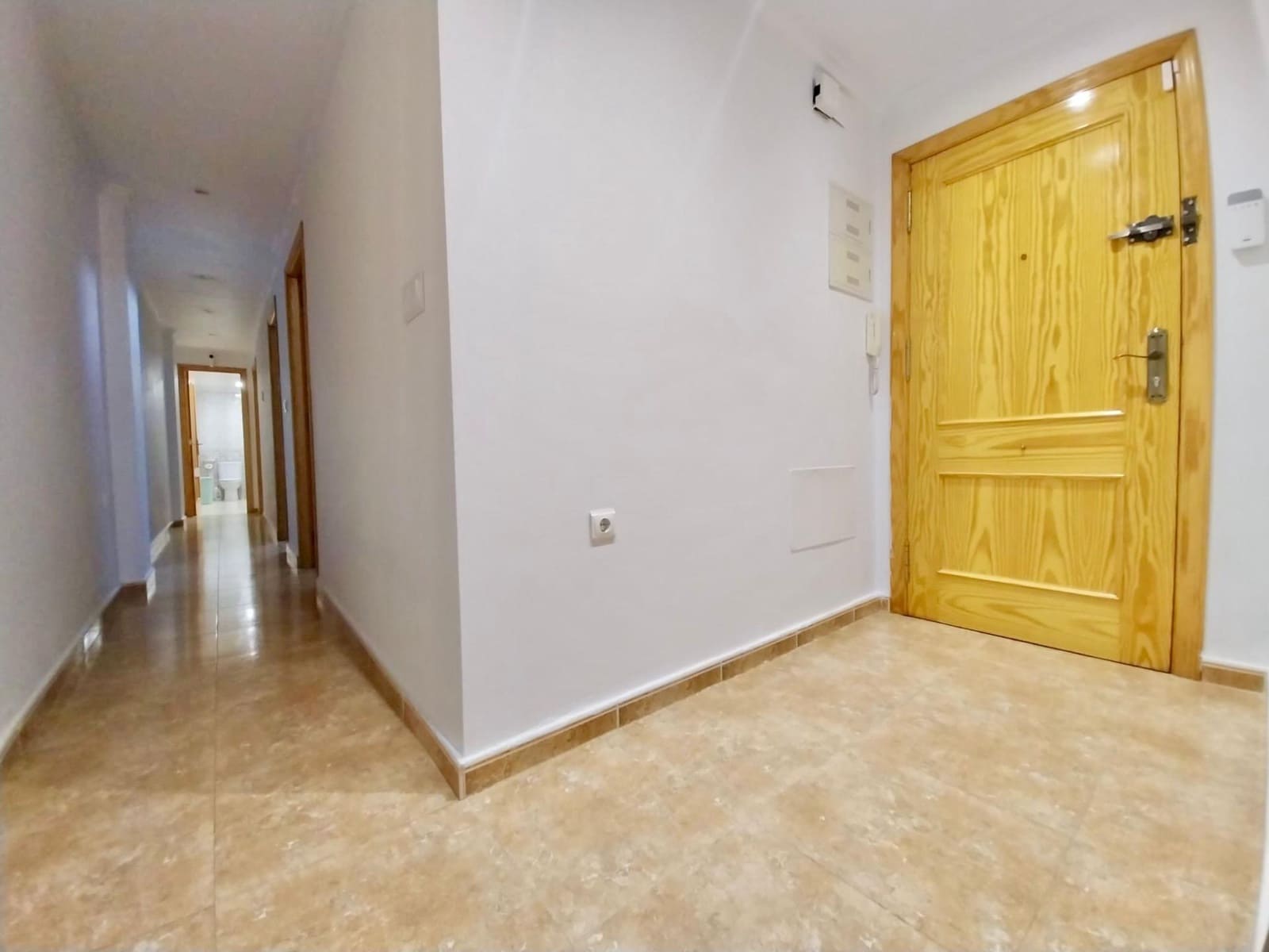 Apartamento de 2 habitaciones en Guardamar del Segura en alquiler - 750 € (Ref: 9630113)