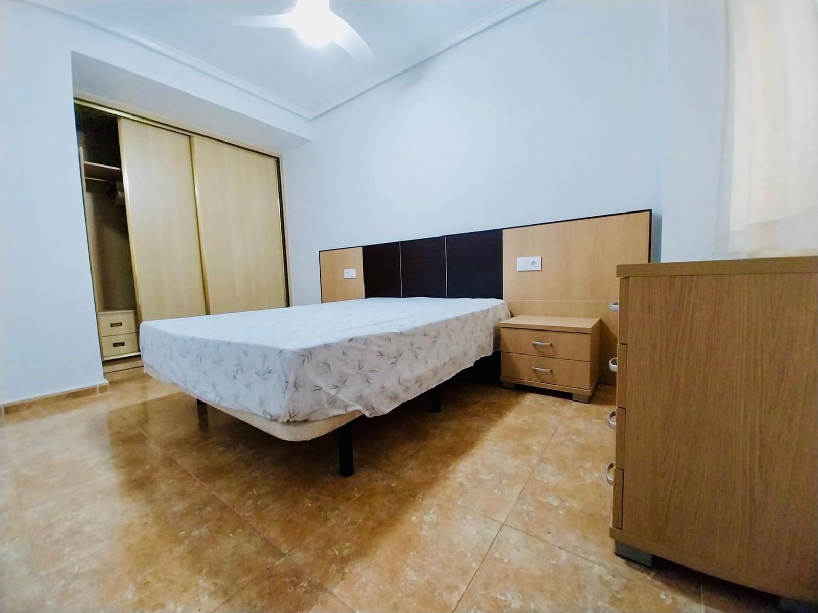 Apartamento de 2 habitaciones en Guardamar del Segura en alquiler - 750 € (Ref: 9630113)