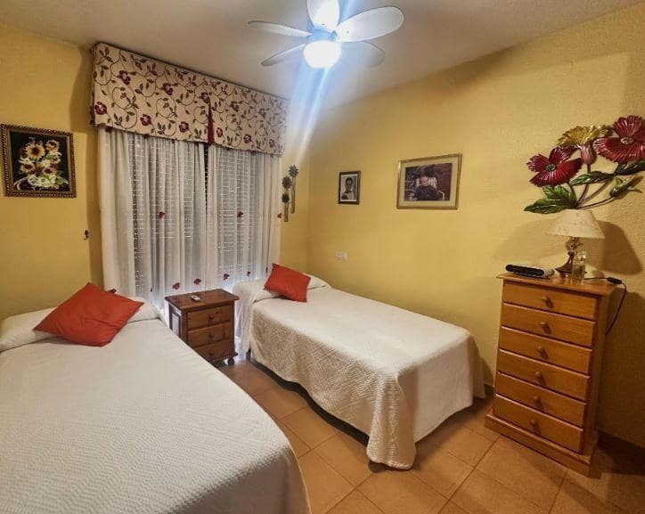 4 sypialnia Bungalow na sprzedaż w Guardamar del Segura z basenem garażem - 435 000 € (Ref: 9893972)