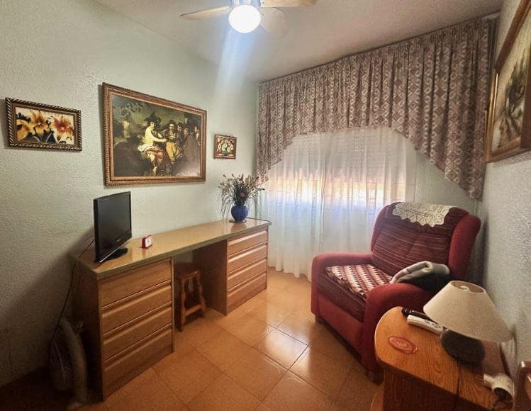 4 sypialnia Bungalow na sprzedaż w Guardamar del Segura z basenem garażem - 435 000 € (Ref: 9893972)