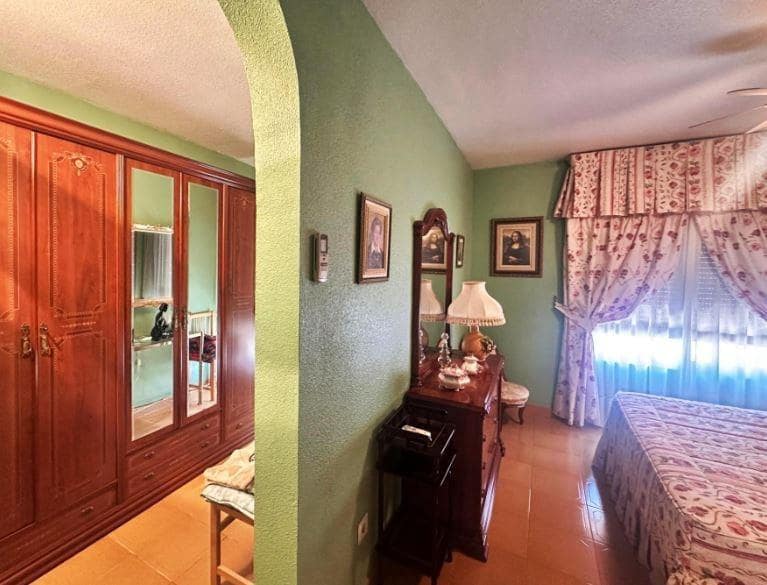 4 sypialnia Bungalow na sprzedaż w Guardamar del Segura z basenem garażem - 435 000 € (Ref: 9893972)