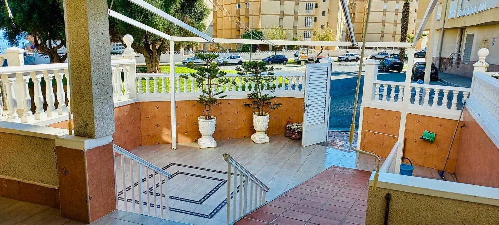 4 sypialnia Bungalow na sprzedaż w Guardamar del Segura z basenem garażem - 435 000 € (Ref: 9893972)