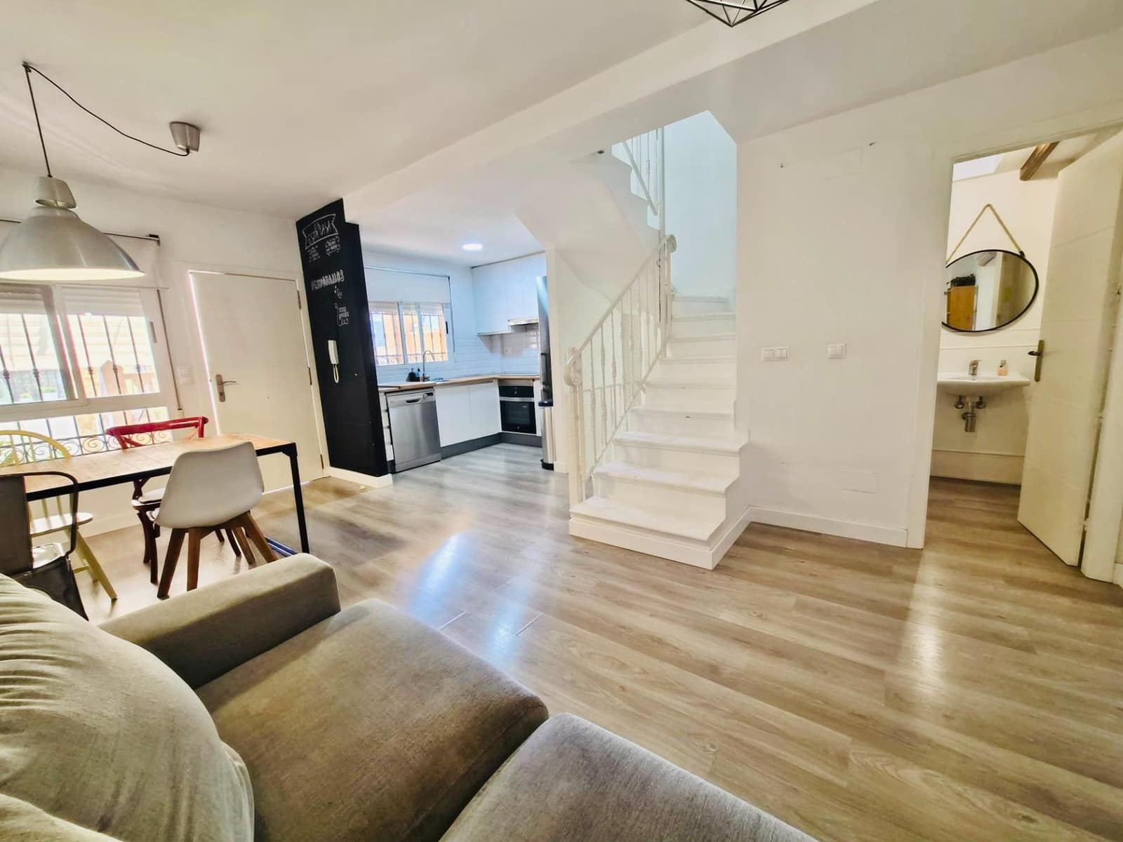 4 makuuhuone Rivitalo myytävänä paikassa Guardamar del Segura mukana uima-altaan - 269 000 € (Ref: 9898882)