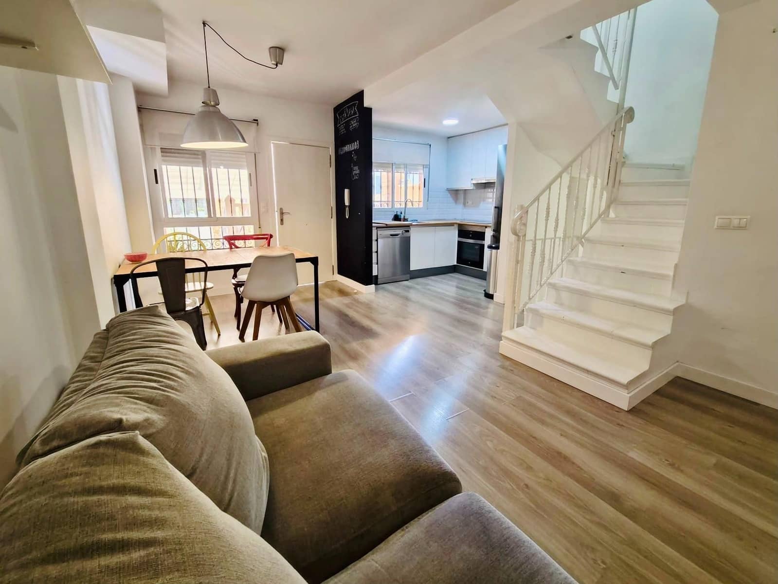 4 makuuhuone Rivitalo myytävänä paikassa Guardamar del Segura mukana uima-altaan - 269 000 € (Ref: 9898882)
