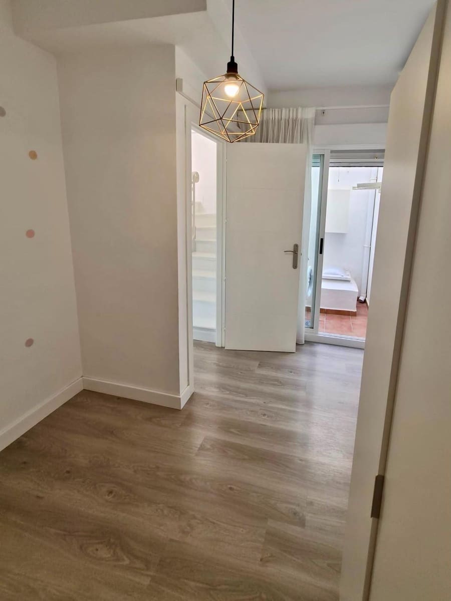 4 makuuhuone Rivitalo myytävänä paikassa Guardamar del Segura mukana uima-altaan - 269 000 € (Ref: 9898882)
