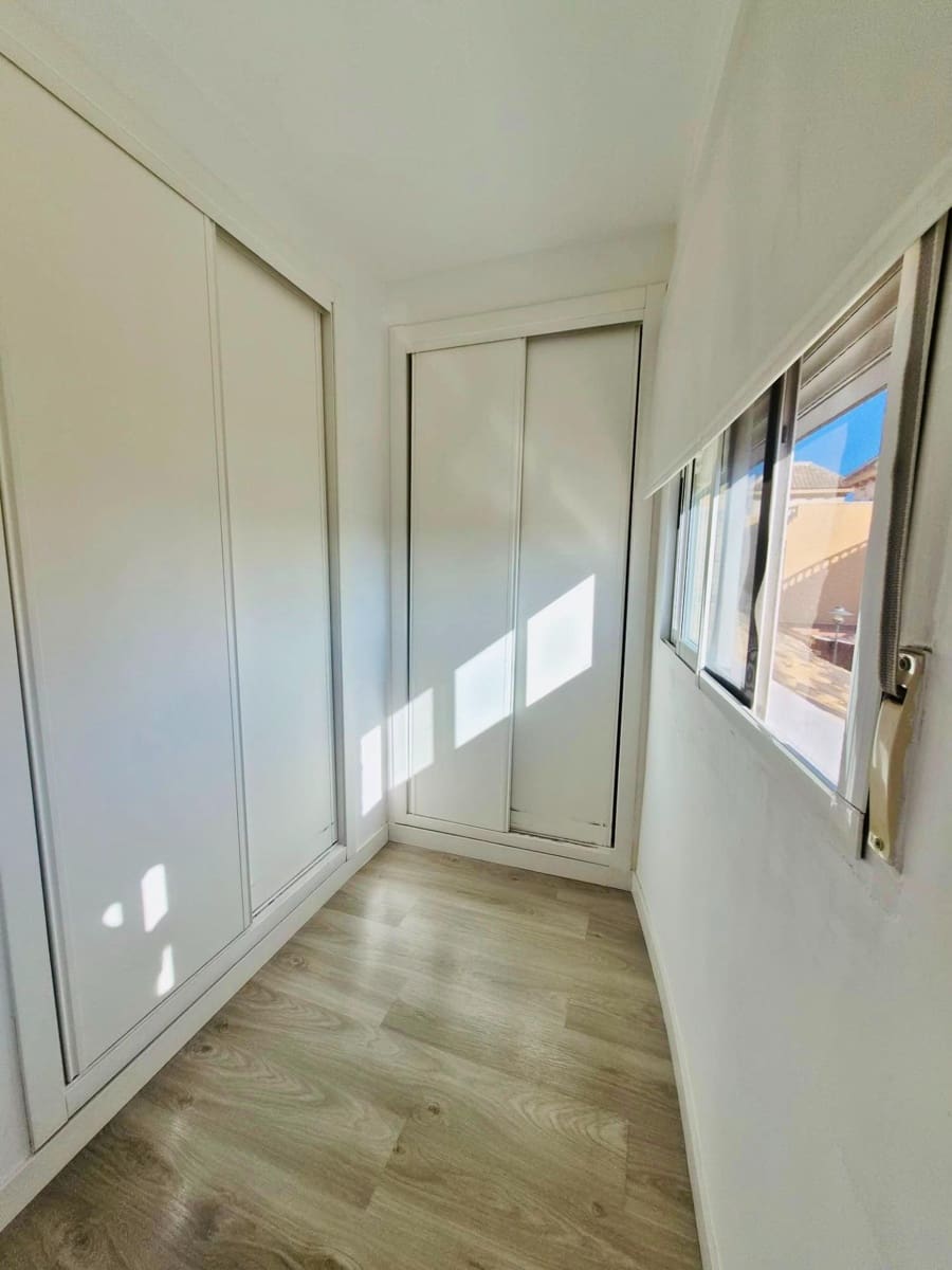 4 makuuhuone Rivitalo myytävänä paikassa Guardamar del Segura mukana uima-altaan - 269 000 € (Ref: 9898882)