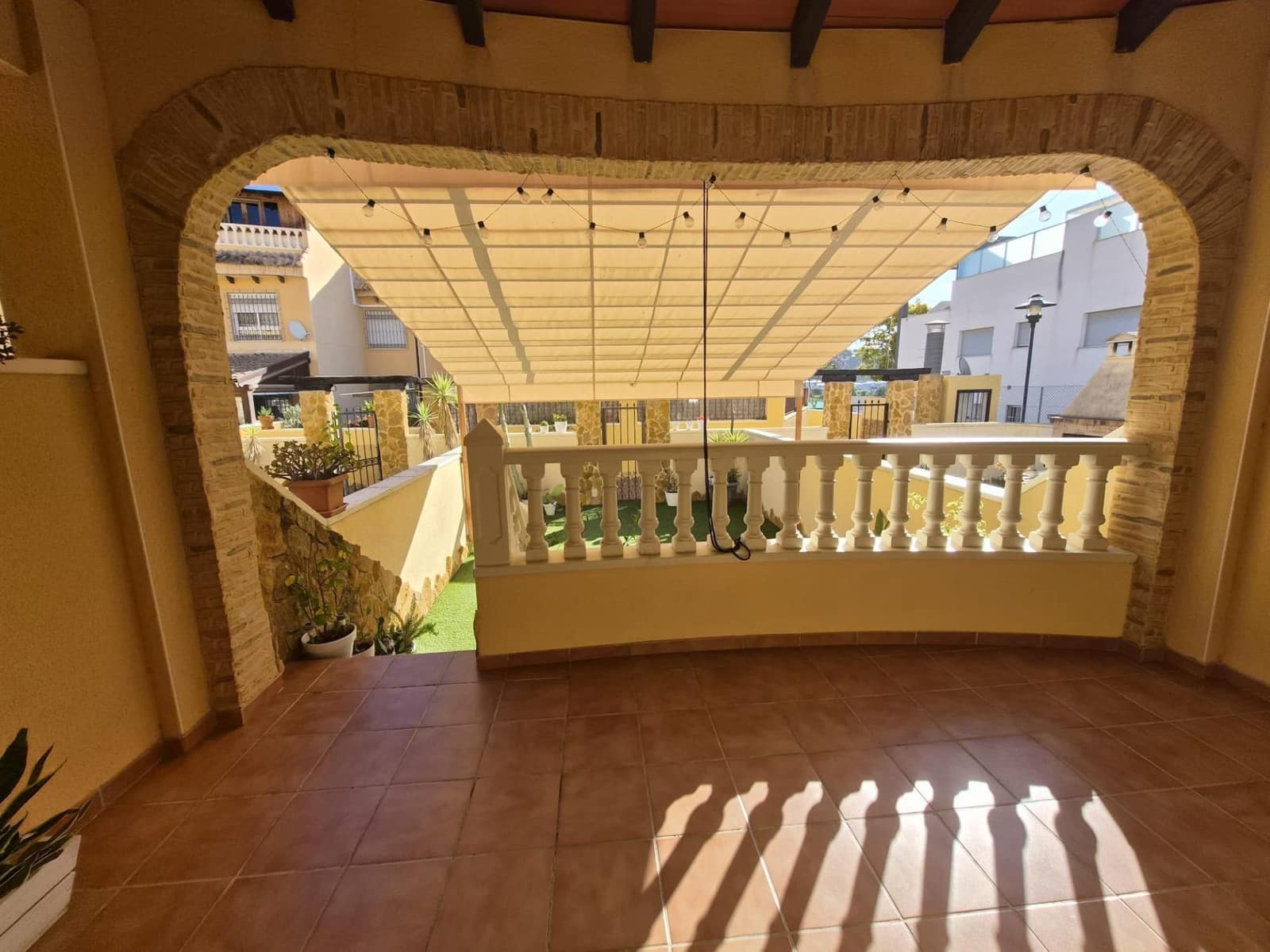 4 makuuhuone Rivitalo myytävänä paikassa Guardamar del Segura mukana uima-altaan - 269 000 € (Ref: 9898882)