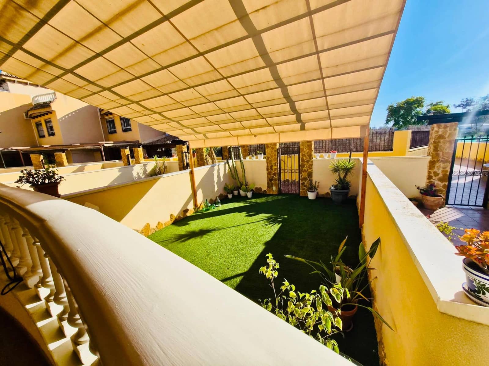 4 makuuhuone Rivitalo myytävänä paikassa Guardamar del Segura mukana uima-altaan - 269 000 € (Ref: 9898882)