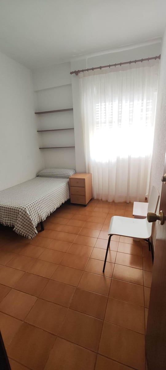 4 bedroom Flat for sale in Castello de la Plana - € 150,000 (Ref: 9841107)