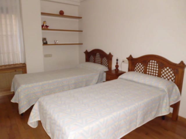 5 bedroom Flat for sale in Castello de la Plana - € 400,000 (Ref: 9841116)