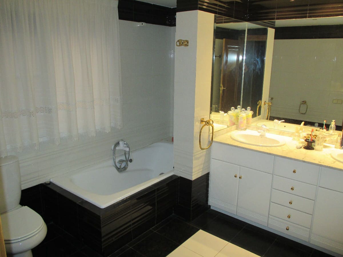 5 bedroom Flat for sale in Castello de la Plana - € 400,000 (Ref: 9841116)