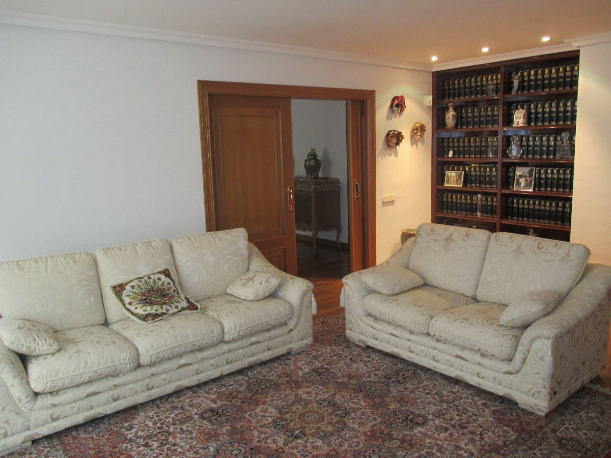 5 bedroom Flat for sale in Castello de la Plana - € 400,000 (Ref: 9841116)