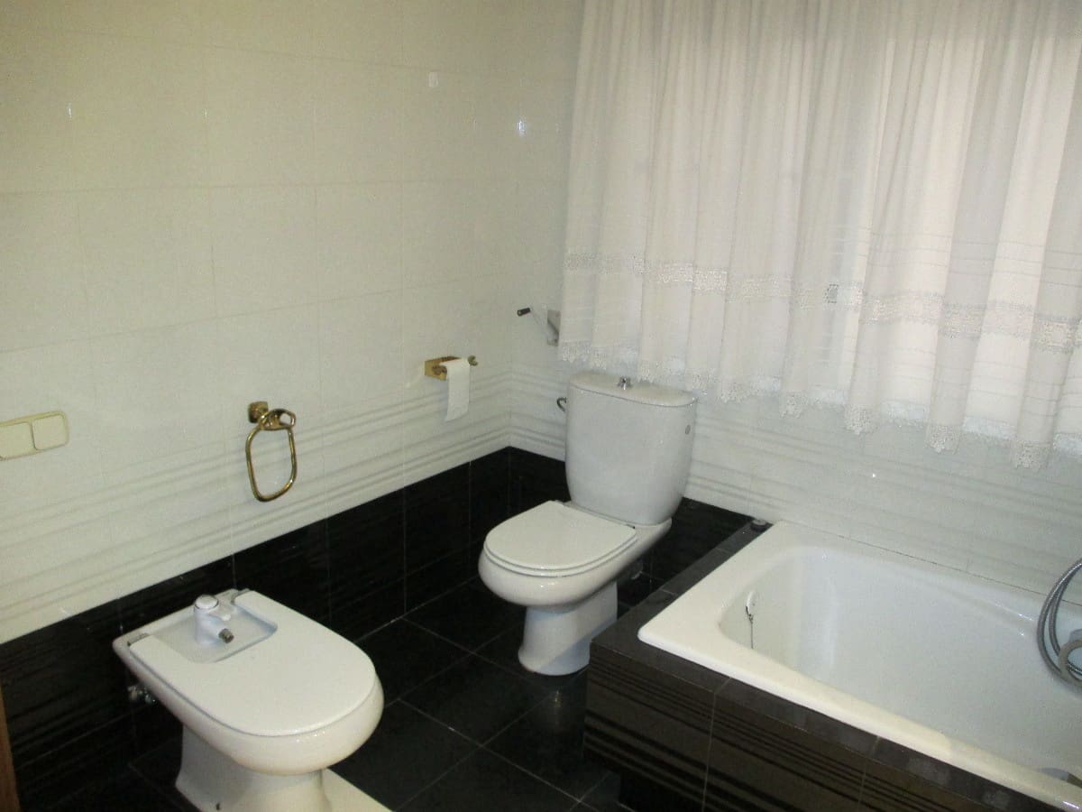 5 bedroom Flat for sale in Castello de la Plana - € 400,000 (Ref: 9841116)