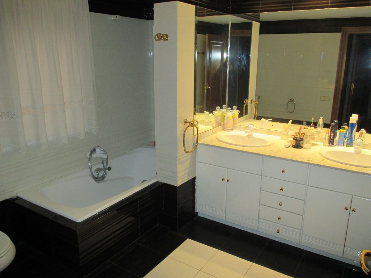 5 bedroom Flat for sale in Castello de la Plana - € 400,000 (Ref: 9841116)
