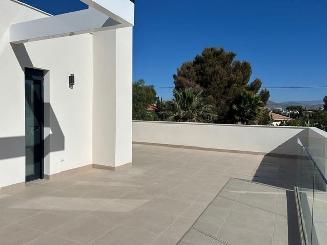 4 bedroom Villa for sale in Playa de Muchavista, El Campello with pool garage - € 710,000 (Ref: 9426403)