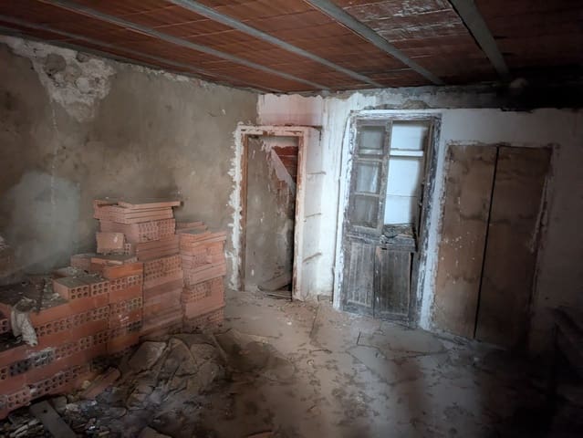 3 bedroom Townhouse for sale in Garcia with garage - € 13,000 (Ref: 8685653)