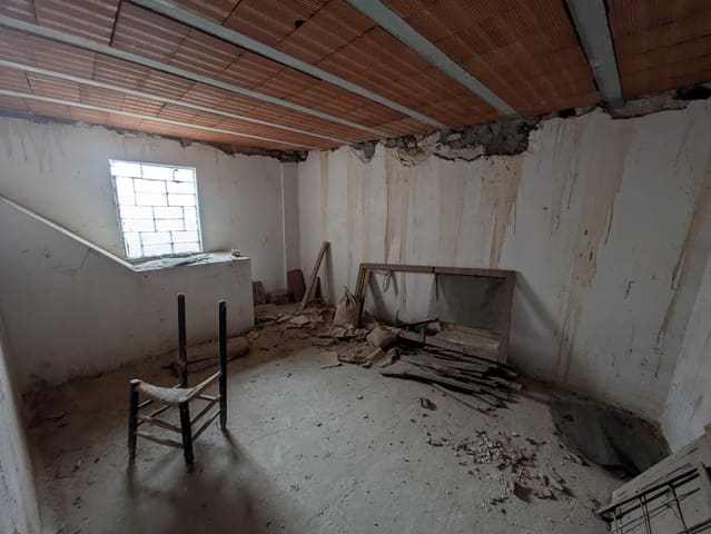 3 bedroom Townhouse for sale in Garcia with garage - € 13,000 (Ref: 8685653)