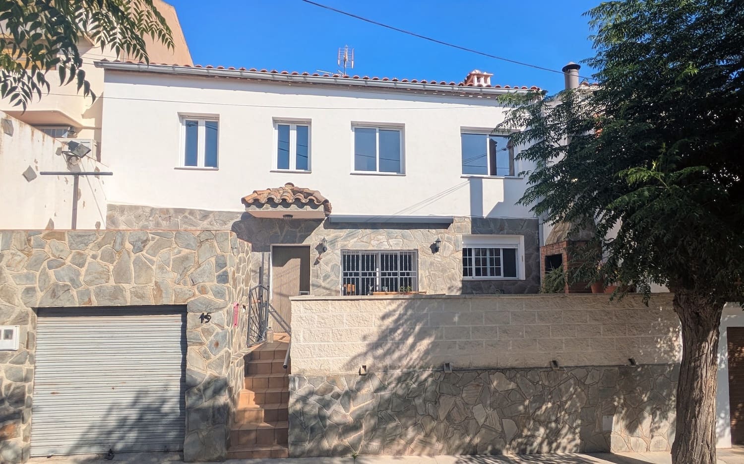 5 bedroom Townhouse for sale in Flix with garage - € 190,000 (Ref: 9181969)