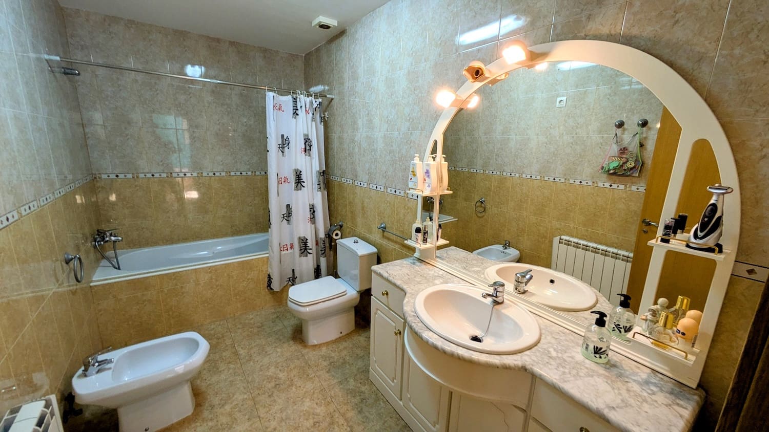 5 bedroom Townhouse for sale in Flix with garage - € 190,000 (Ref: 9181969)