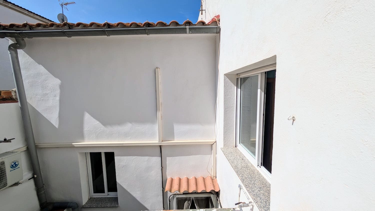 5 bedroom Townhouse for sale in Flix with garage - € 190,000 (Ref: 9181969)