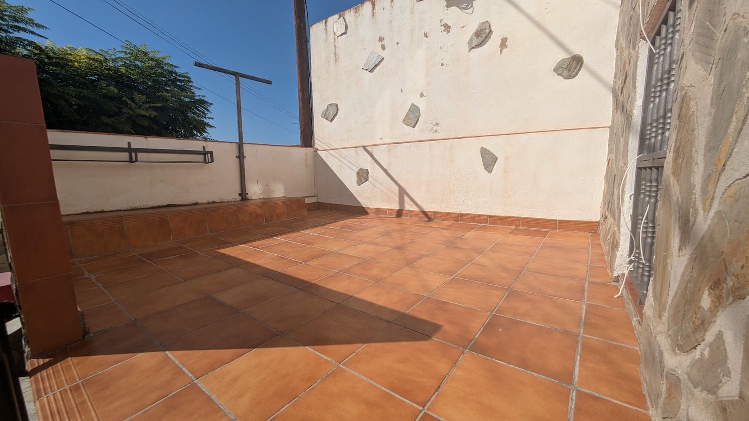 5 bedroom Townhouse for sale in Flix with garage - € 190,000 (Ref: 9181969)