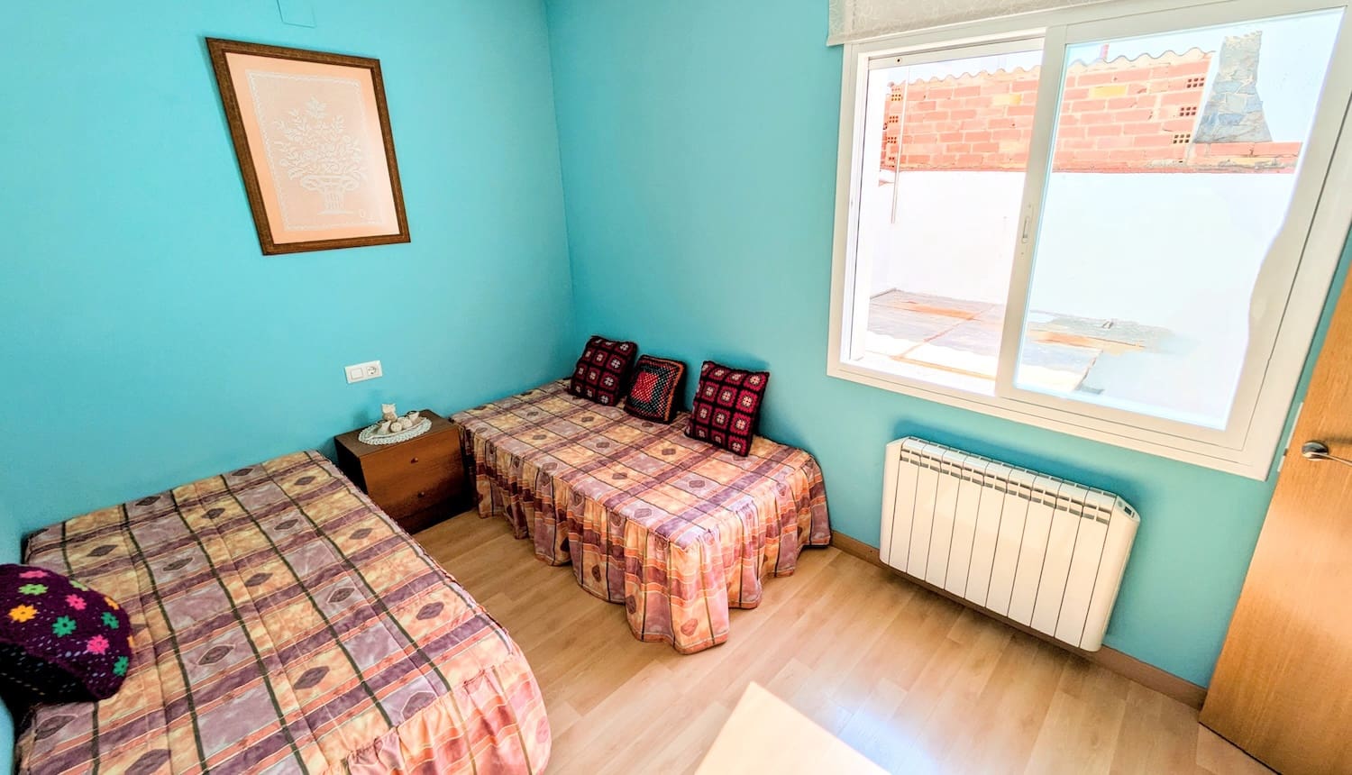 5 bedroom Townhouse for sale in Flix with garage - € 190,000 (Ref: 9181969)