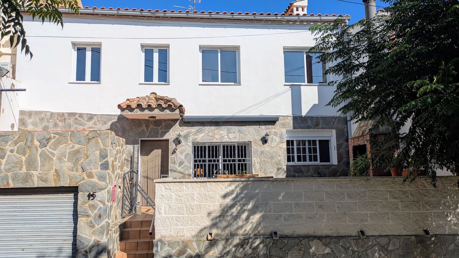 5 bedroom Townhouse for sale in Flix with garage - € 190,000 (Ref: 9181969)