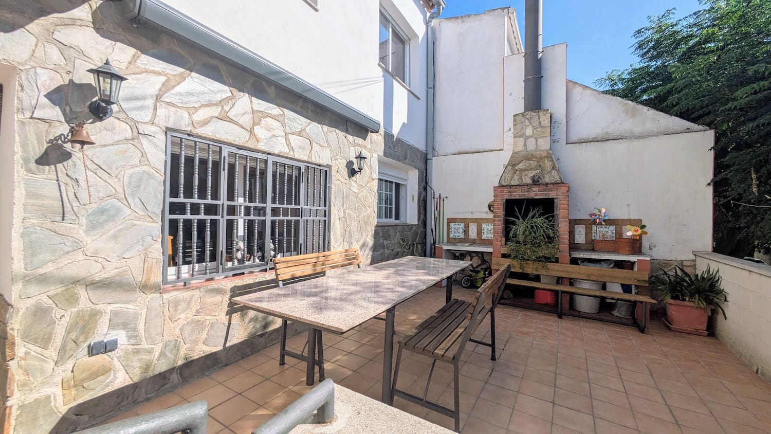 5 bedroom Townhouse for sale in Flix with garage - € 190,000 (Ref: 9181969)